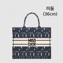 디올 블루 & 화이트 Miss Dior Allover 자수 북토트 미디엄 백 (국내배송)