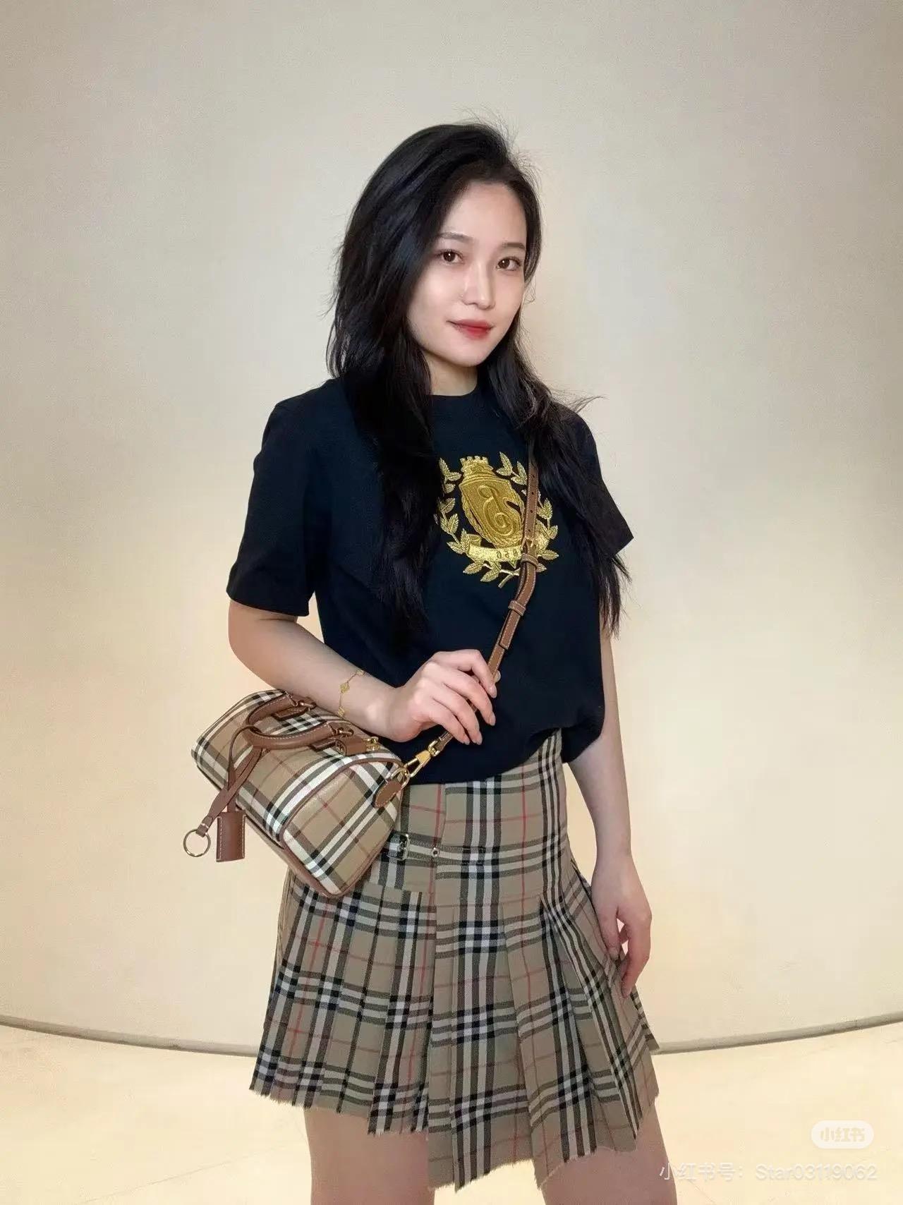 버버리 배지 자수 반팔 티셔츠 2컬러 (해외배송)
