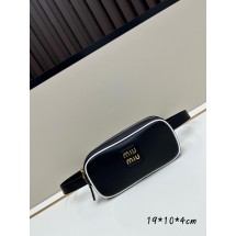 미우미우 웨이스트백 (해외배송)