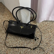프라다 미디엄 가죽 핸드백 (국내배송)