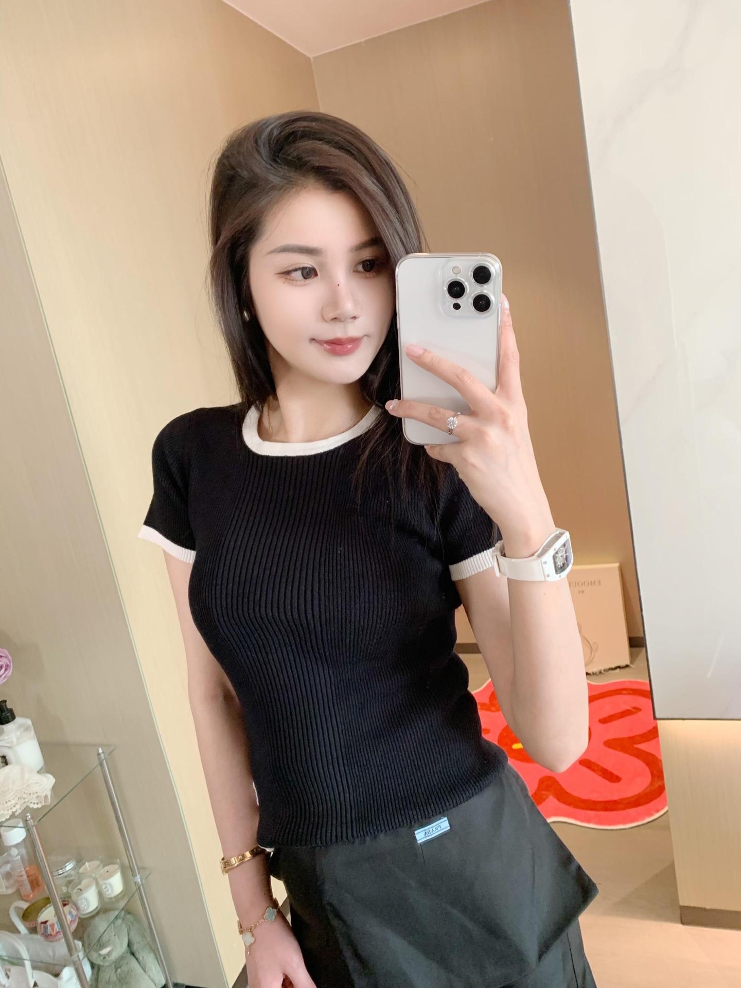 샤넬 마이크로 로고 슬림 반팔 니트 탑 (해외배송)