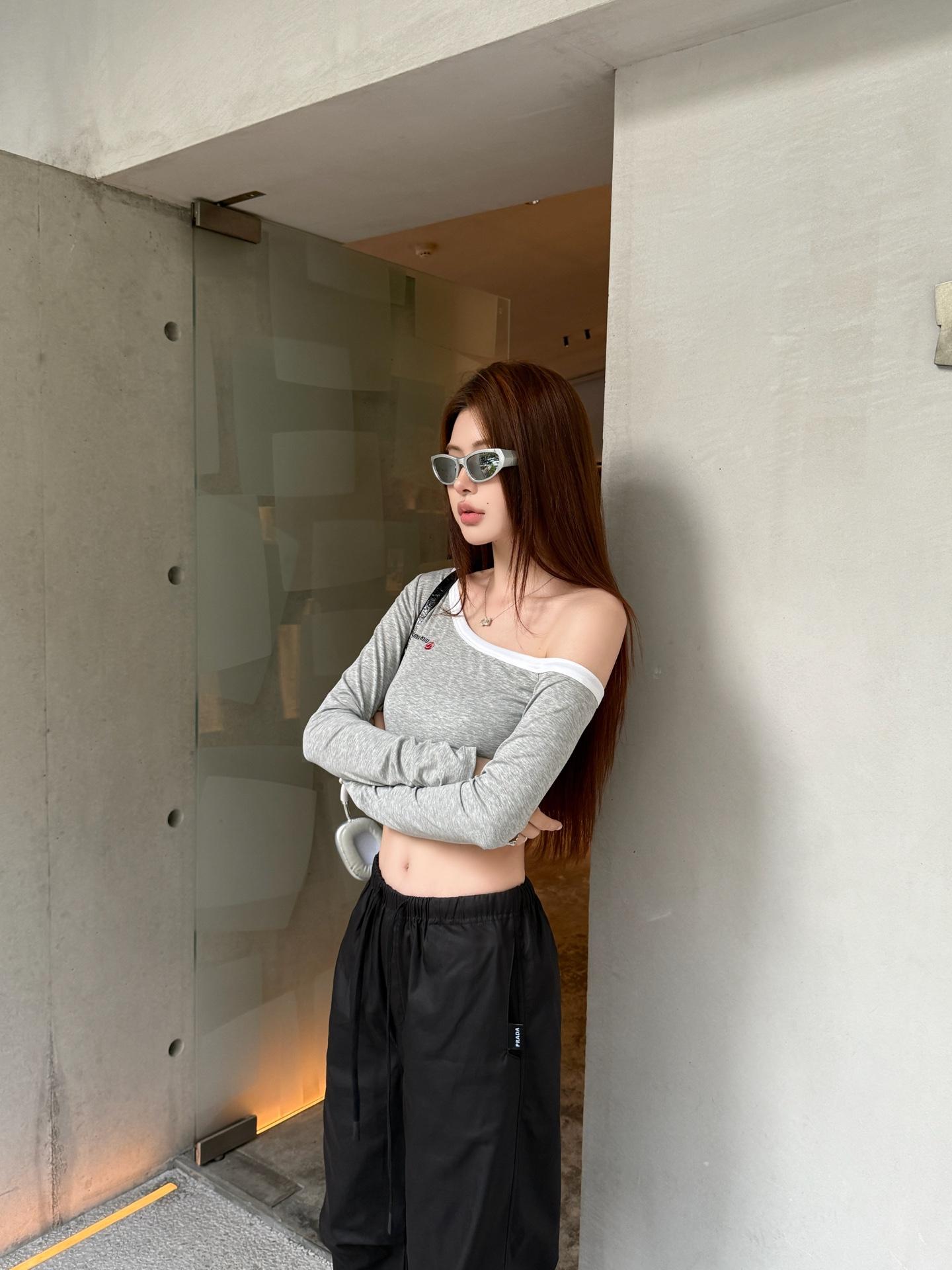 미우미우 사선 어깨 긴팔 티셔츠 (해외배송)