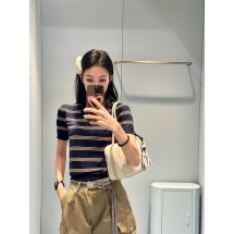 미우미우25Ss 초봄 신상품 로고 스트라이프 폴로 칼라 니트 탑 (해외배송)