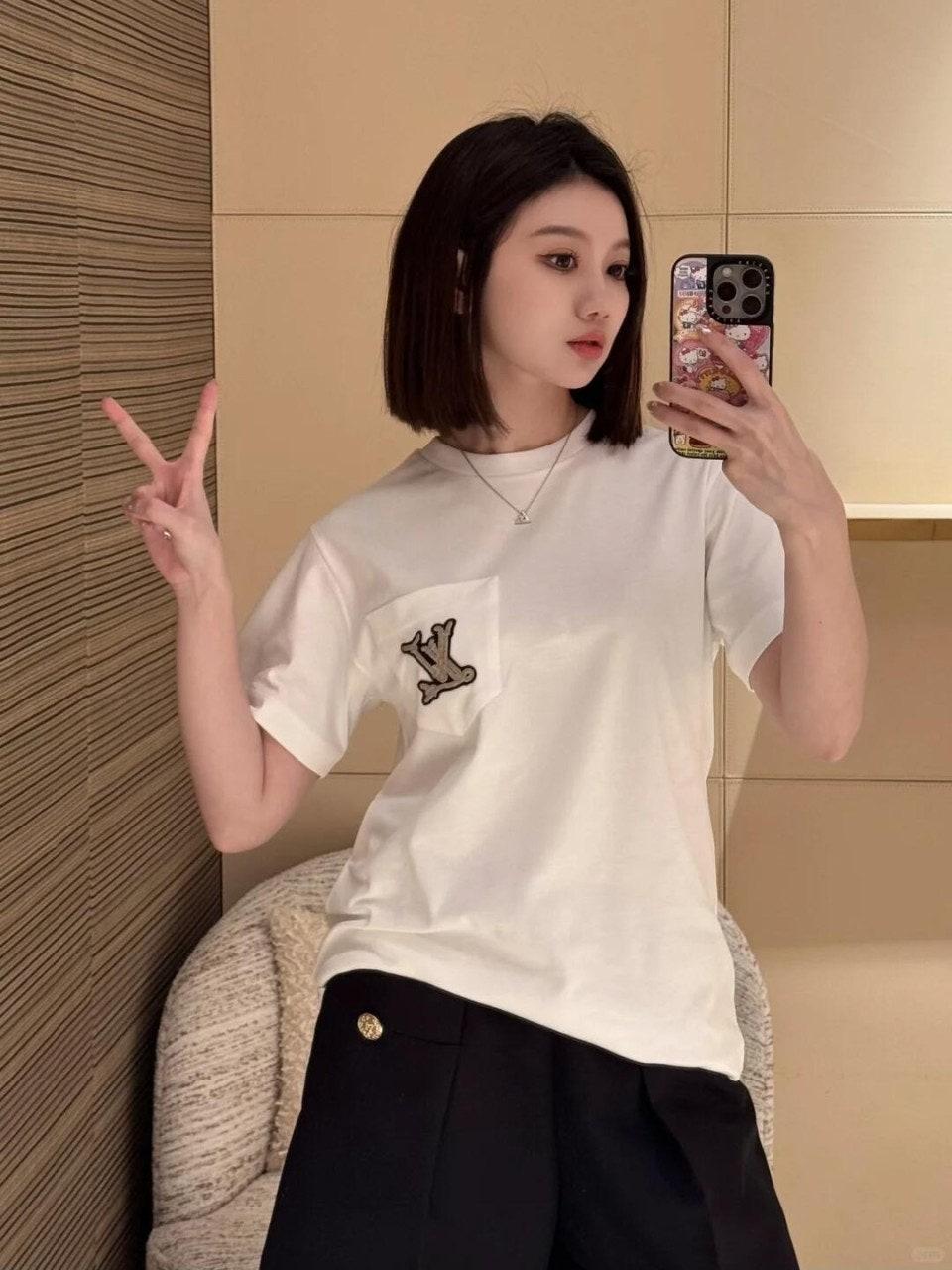 루이비통 포켓 자수 라운드넥 반팔 티셔츠 (해외배송)