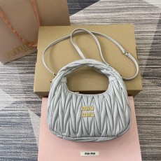 미우미우 Wander 숄더백 (해외배송)