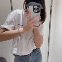 미우미우 25SS 슬로건 자수 로고 반팔 (정품급 해외배송)