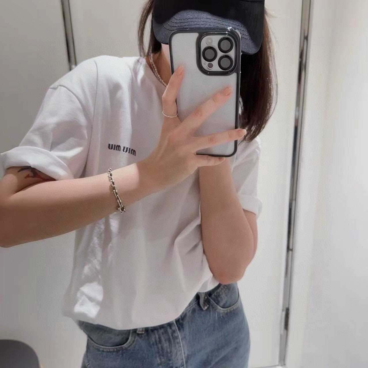 미우미우 25SS 슬로건 자수 로고 반팔 (정품급 해외배송)