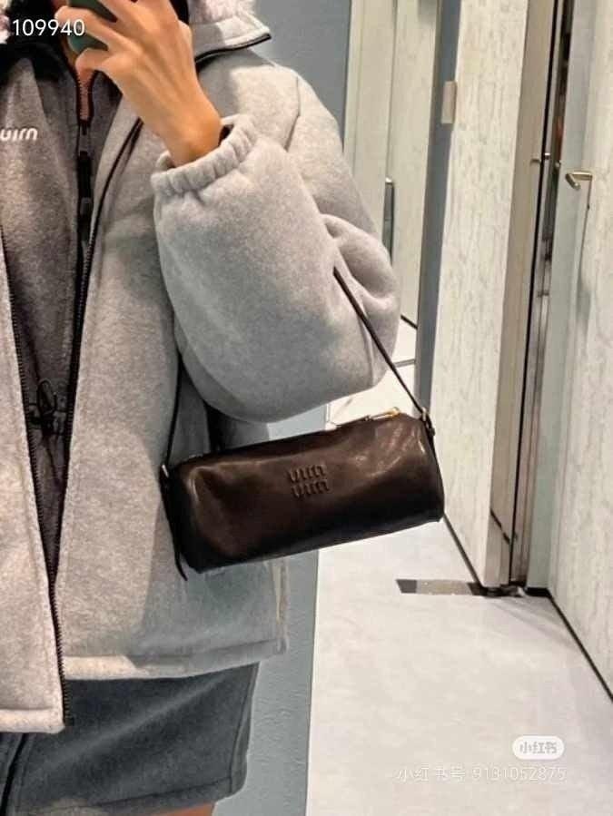 미우미우 원통 숄더 블랙 (국내배송)