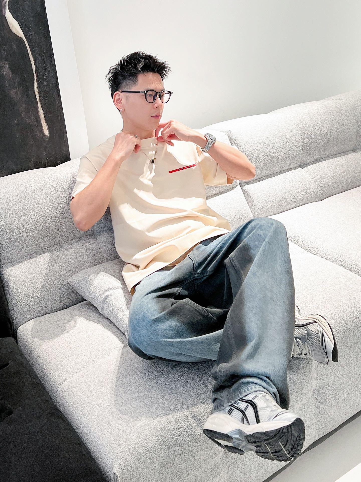 프라다 라운드넥 반팔 (해외배송)