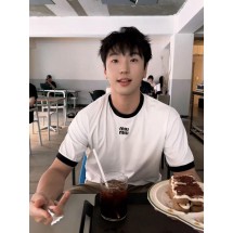 미우미우 24SS 자수 로고 반팔 (해외배송)