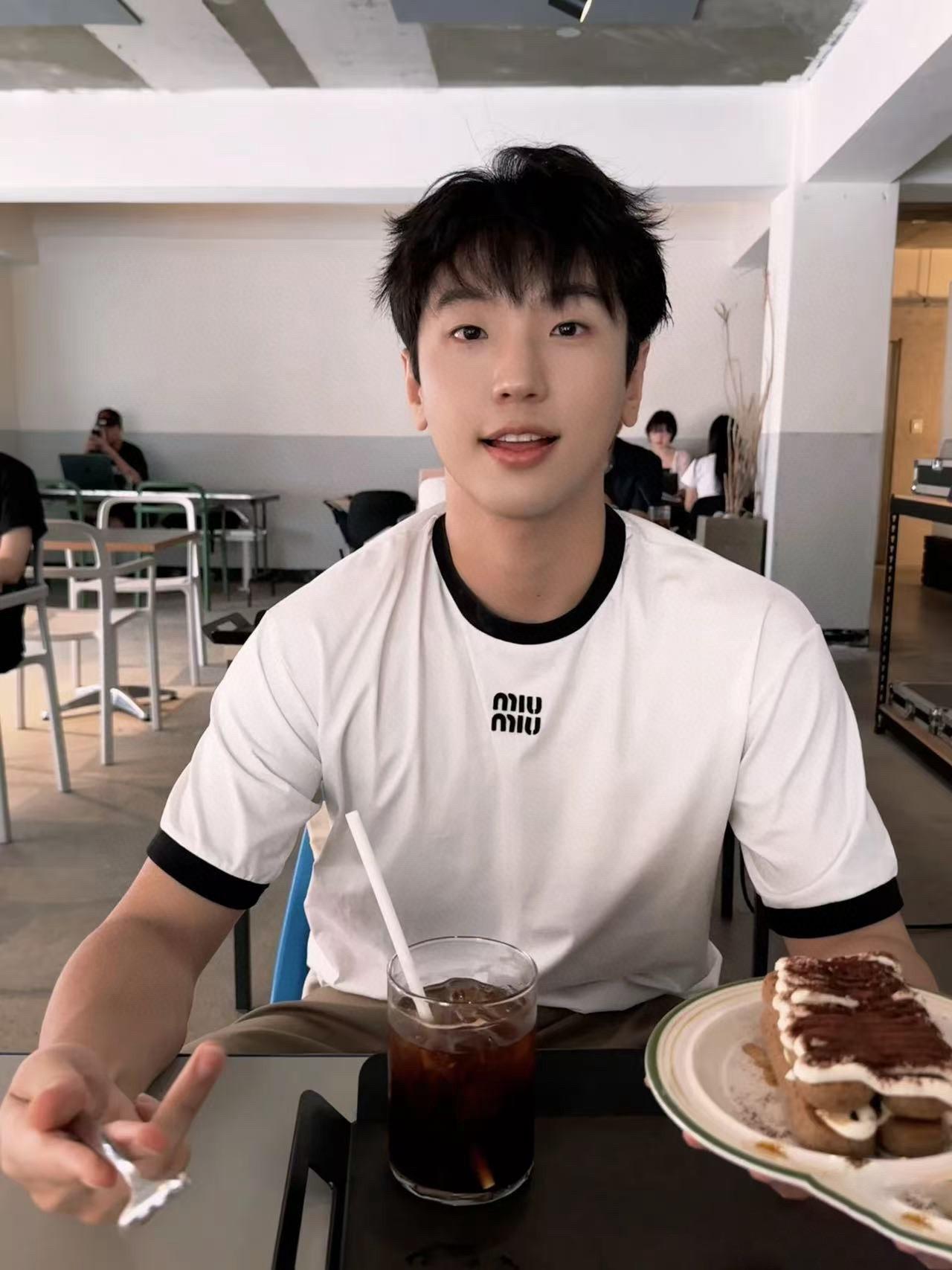 미우미우 24SS 자수 로고 반팔 (해외배송)