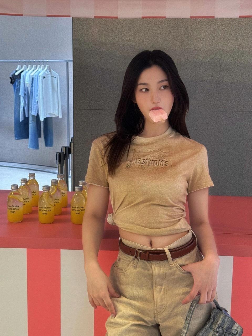 아크네 엠보싱 텍스처 레트로 프린트 샌드 베이지 반팔 (해외배송)