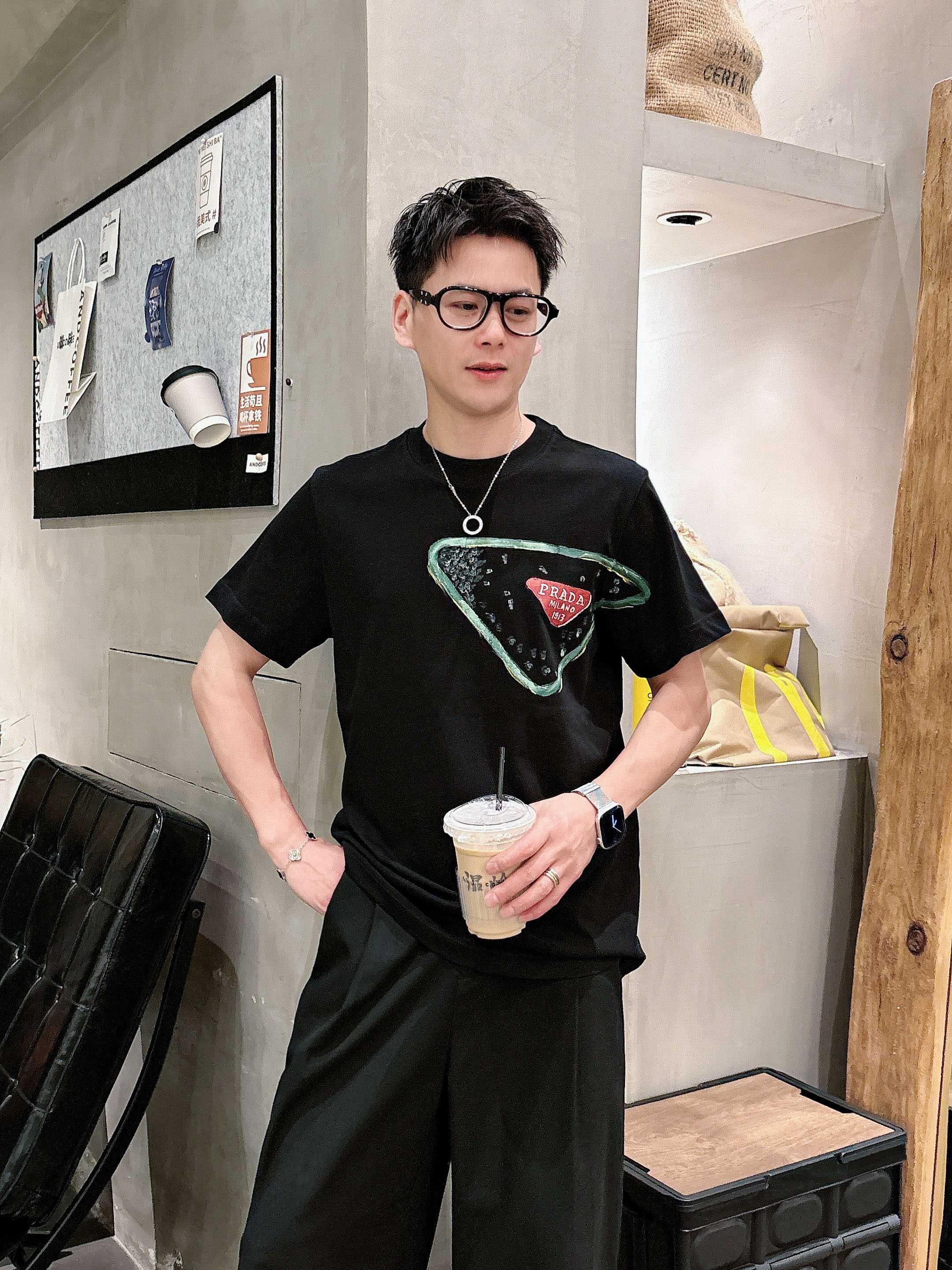 프라다 핸드페인팅 반팔 (해외배송)