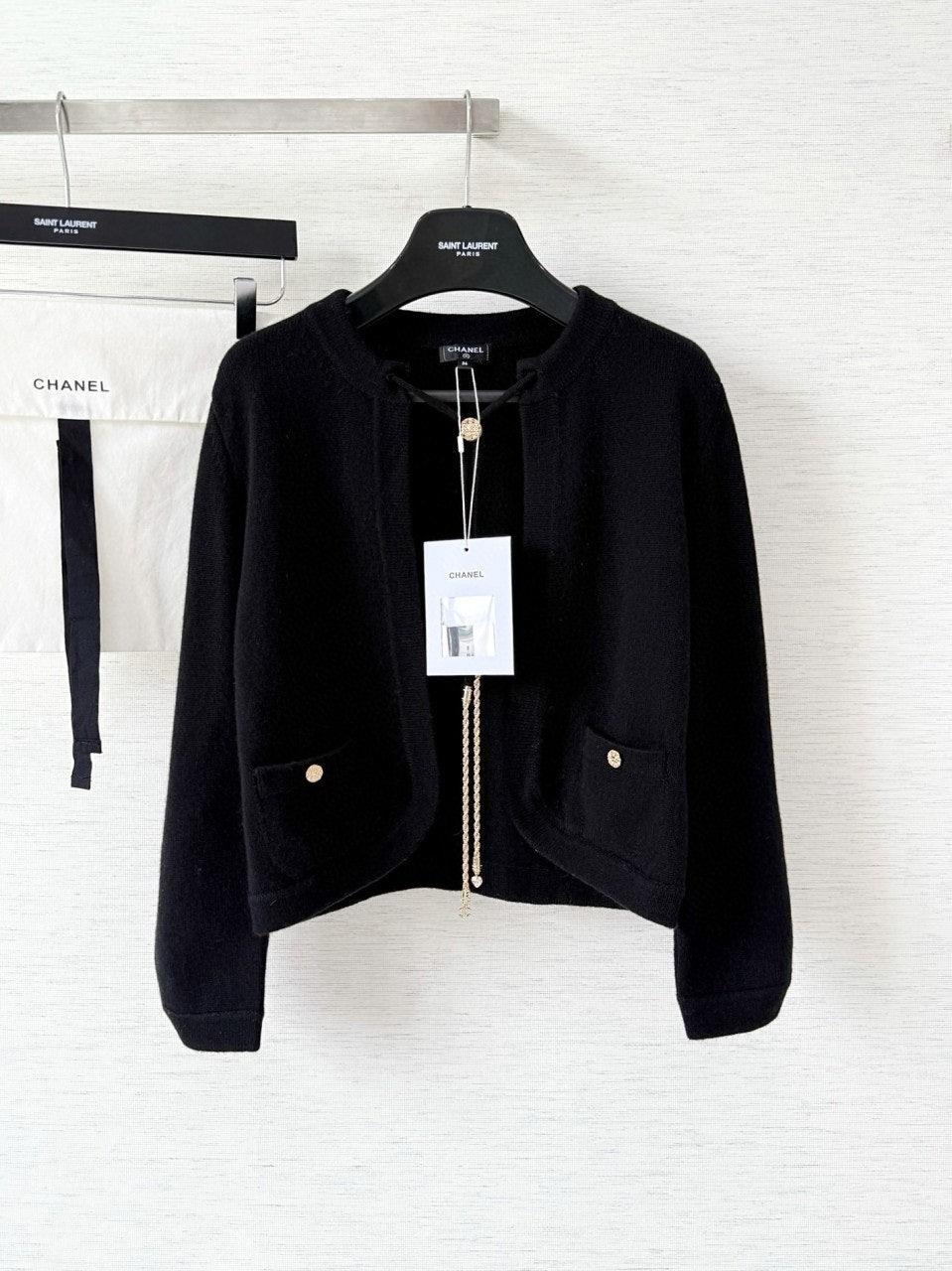 샤넬 25FW 퓨어 울 커스텀 다이드 콘트라스트 컬러 스티칭 드로스트링 쇼트 가디건 (정품급 해외배송)