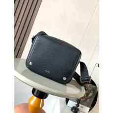 로에베 그레인 가죽 페블 메신저 백 (해외배송)