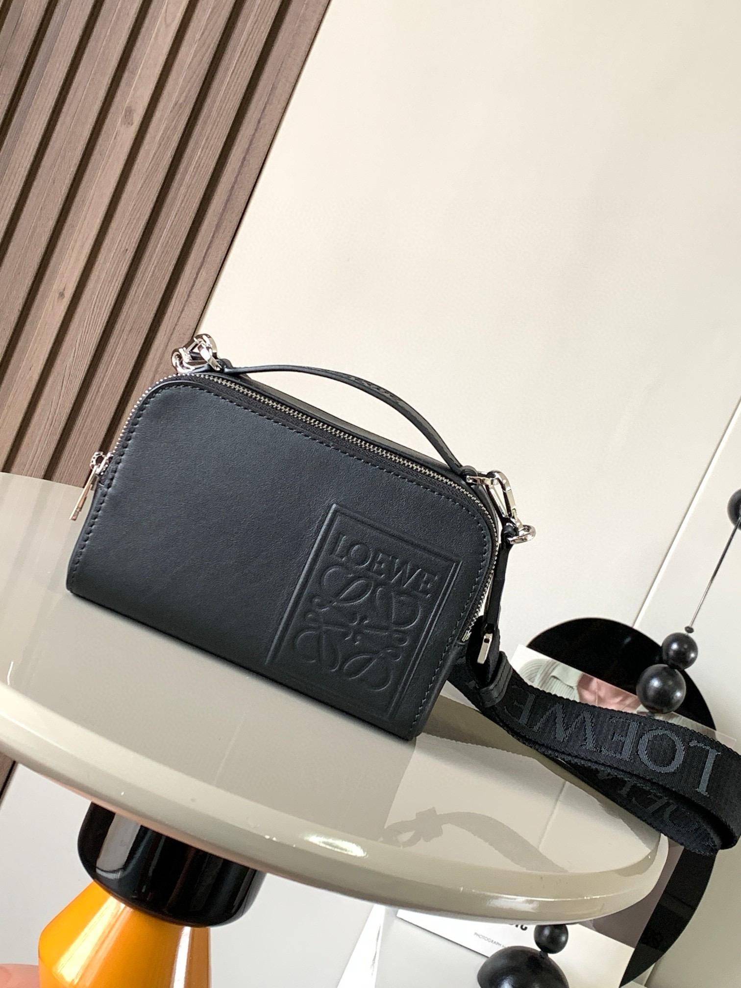 로에베 새틴 미니 카메라백 (해외배송)